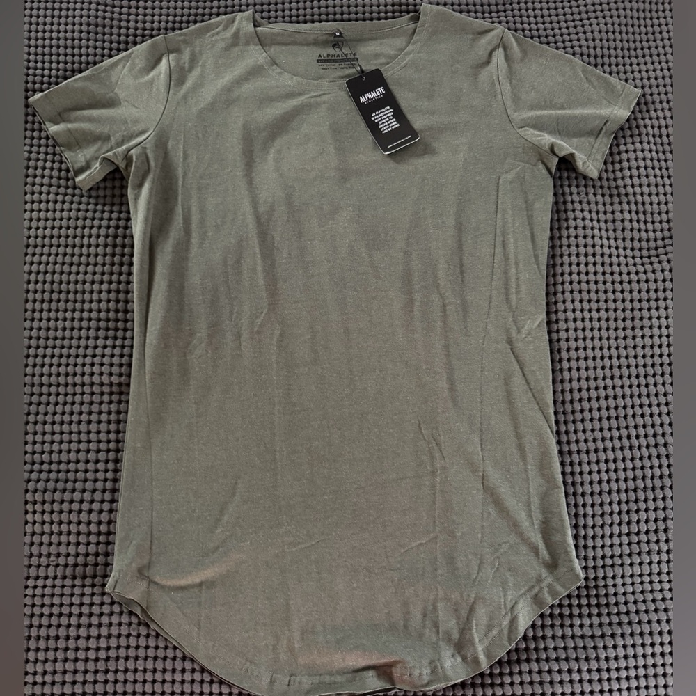 Alphalete Men’s Scoop Neck Shirt Medium